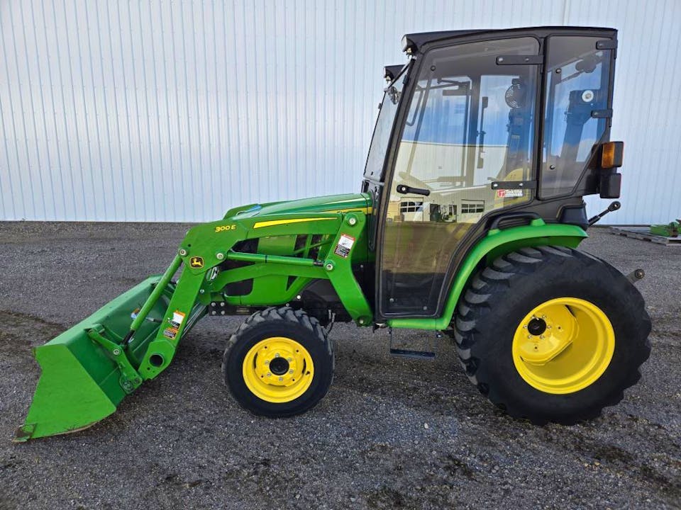 John Deere 300E – 2020 – 38 ch – Chargeur inclus