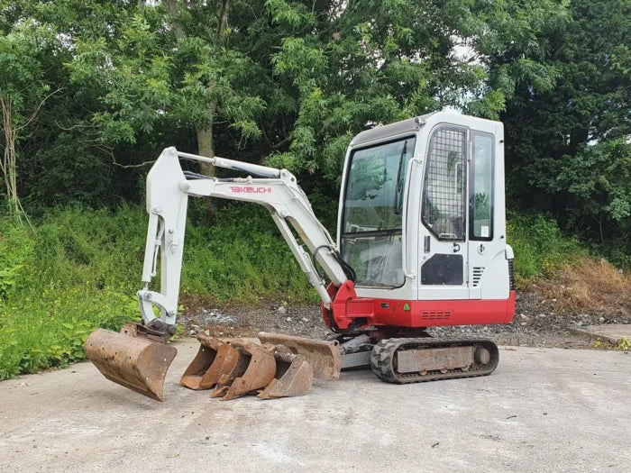 Mini-pelle Takeuchi TB014 – 2005 – 1 548 h – Occasion
